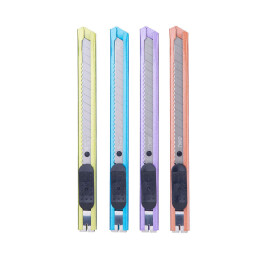 Deli Metal Maket Bıçağı Dar 9 mm. 1 Adet (Karışık Renk) - Deli